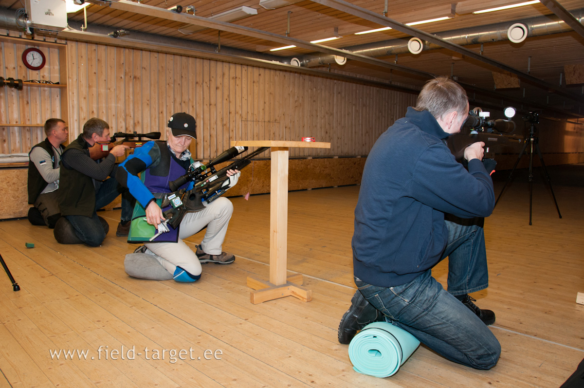 Põlvelt asendis on vaja pihta saada 10 minuti jooksul 15 sihtmägiga lehele